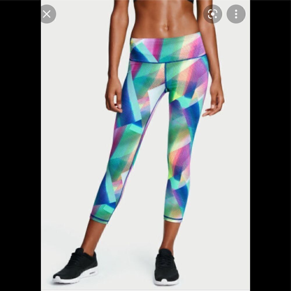 LIKE NEW VICTORIA’S SECRET VSX SPORT KNOCKOUT CROP SIZE MEDIUM